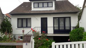 Boiseries bleues + façade + rembarde métallique