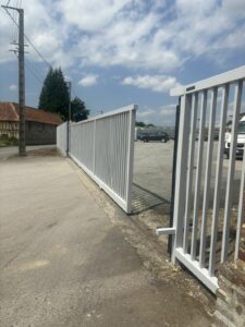 Peinture du portail des Serres du Plouy à Domqueur